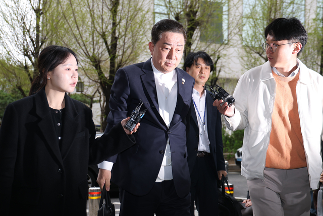 뇌물수수 의혹 등을 받는 무소속 김병기 의원이 10일 서울 마포구 서울경찰청 공공범죄수사대에 조사를 받기 위해 출석하고 있다. 연합뉴스