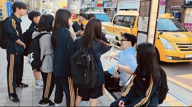 한동훈 전 국민의힘 대표가 8일 부산 북갑 지역을 방문해 학생들과 이야기를 나누고 있다. 한동훈 인스타그램 캡처