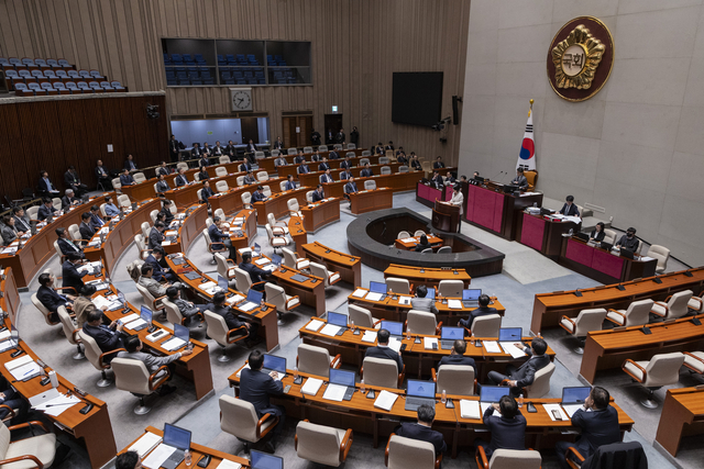 10일 국회에서 열린 예산결산특별위원회 전체 회의에서 더불어민주당 이소영 의원이 정부가 제출한 ‘26.2조’ 추가경정예산심사 결과를 설명하고 있다. 연합뉴스