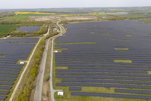 들판 채운 태양광 모듈들