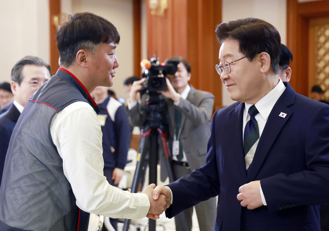 李대통령, 민노총 위원장과 악수