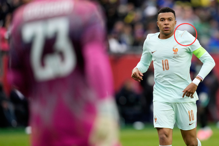 ‘어깨에 저 뽕 뭐야?’…음바페의 우스꽝스런 유니폼...나이키 제작 월드컵 유니폼 논란