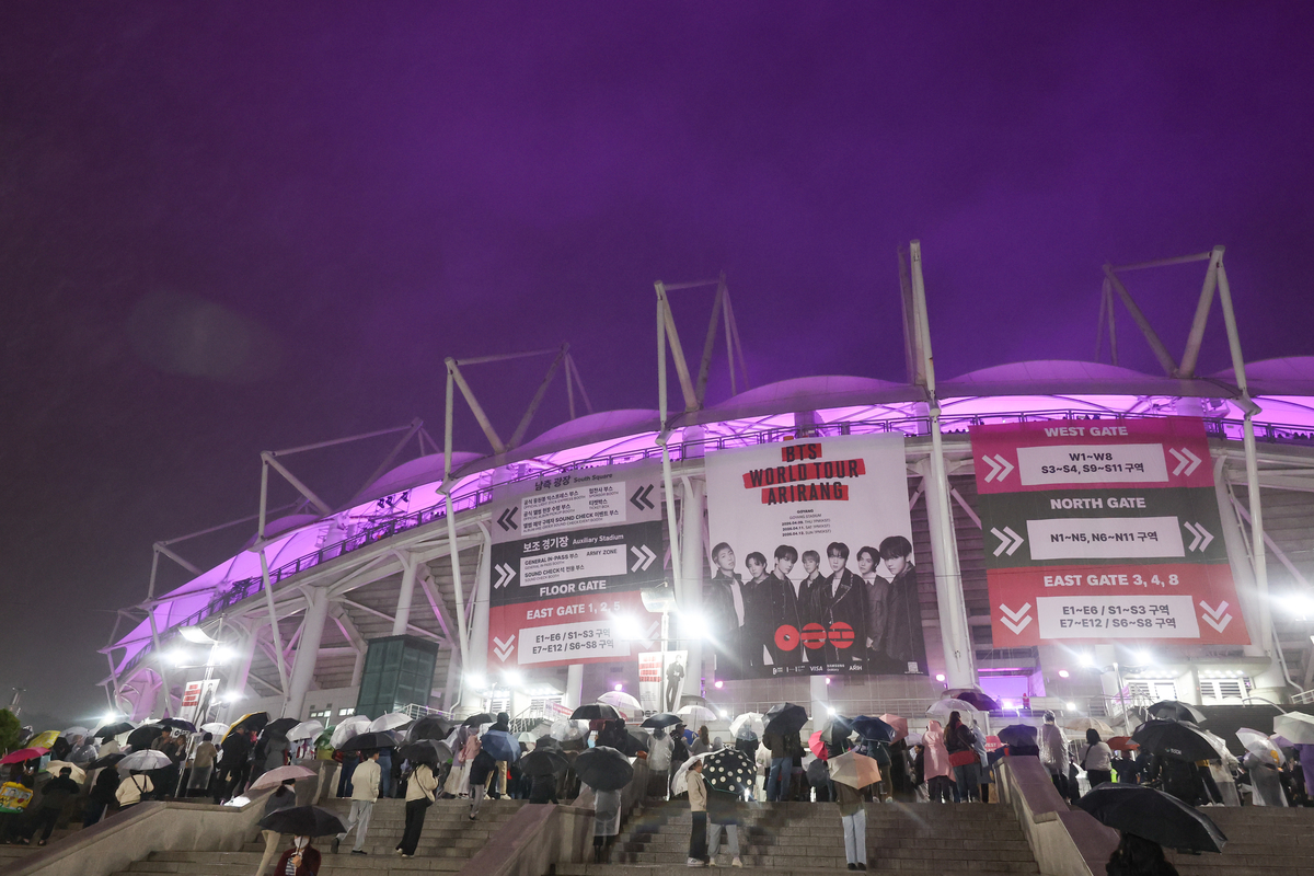 [속보]BTS ‘아미’ 손목팔찌 500개 들고 달아나…警, 용의자 추적