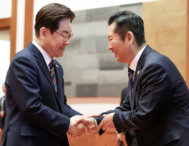 이재명 대통령이 7일 청와대에서 열린 여야정 민생경제협의체 회담 및 오찬에서 정청래 더불어민주당 대표와 악수하고 있다. 뉴시스