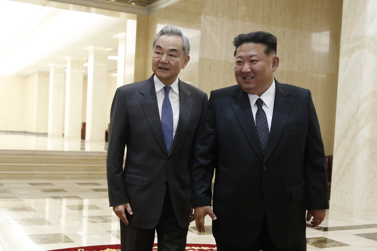 김정은, 中 왕이에 “전략적 소통 강화 희망”