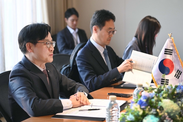 김정관(왼쪽) 산업통상부 장관이 지난 1일 오후 서울 중구 신라호텔에서 아이를랑가 하르타르토 인도네시아 경제조정부 장관과 면담하고 있다. 산업통상부 제공