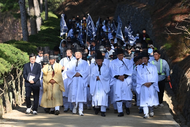 ‘제6회 퇴계 선생 마지막 귀향길 재현 행사’ 참가자들이 12일 경북 안동 도산서원으로 향하고 있다. 경북도청 제공