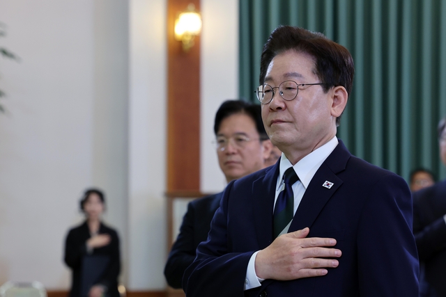 이재명 대통령이 지난 10일 청와대에서 열린 민주노총 초청 간담회에서 국민의례를 하고 있다. 뉴시스