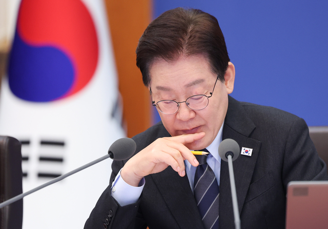 이재명 대통령이 6일 청와대에서 열린 국무회의 겸 비상경제점검회의에서 구윤철 부총리 겸 재정경제부 장관의 5개 대응반별 조치사항 점검 및 향후 계획 보고를 청취하고 있다. 청와대통신사진기자단
