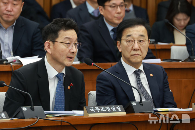 윤창렬 국무조정실장이 올해 1월 22일 서울 여의도 국회에서 열린 12·29 여객기 참사 진상규명을 위한 국정조사특별위원회 청문회에서 의원 질의에 답하고 있다. 뉴시스 제공