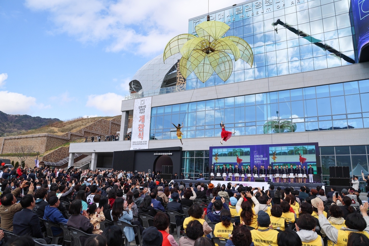 “그저 먹고살 정도면 충분… 작품 258점 기증”