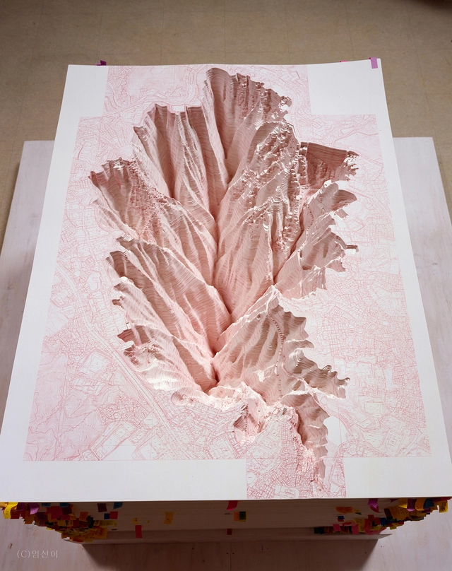 2007년 작 ‘붉은 눈으로 본 산수-산의 그늘’ 역시 수천 장의 지형도 등고선을 일일이 오리고 겹겹이 쌓는 수행에 가까운 작업을 통해 제작됐다. 작가의 경험과 신체적 지각으로 추출된 새로운 풍경이다.