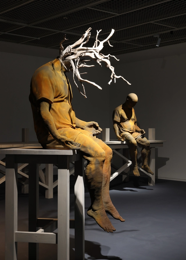 2025년 작 ‘드리워진 표피와 비워진 신체의 기억’. 3D 프린트, 철 페인트 등을 사용했다. 묵묵히 삶을 살아온 한 인간에 내재한 시간의 층위와 그 삶의 숭고함을 드러냈다.