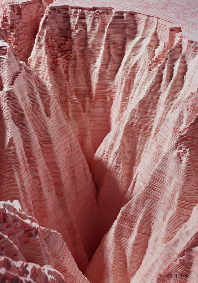 구불구불 휘어진 날카로운 붉은 협곡 단면이 시선을 사로잡는 ‘세 가지 초점 3(Trifocal sight 3)’. 2008년 제작된 작품은 등고선을 따라 오려낸 종이를 겹겹이 쌓아 산 덩어리를 만들어 촬영한 뒤 디지털로 프린트했다.