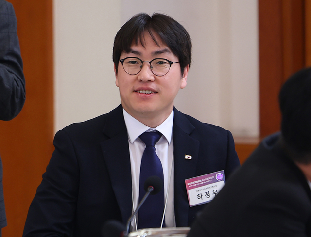 하정우 AI미래기획수석이 지난 9일 청와대에서 열린 국민경제자문회의 제1차 전체회의에 참석하고 있다. 뉴시스
