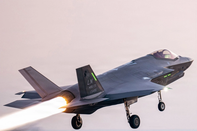 지난 3월 8일 미국 중부사령부 소속 F-35 전투기 한 대가 작전 수행을 위해 이륙하고 있다. AFP 연합뉴스