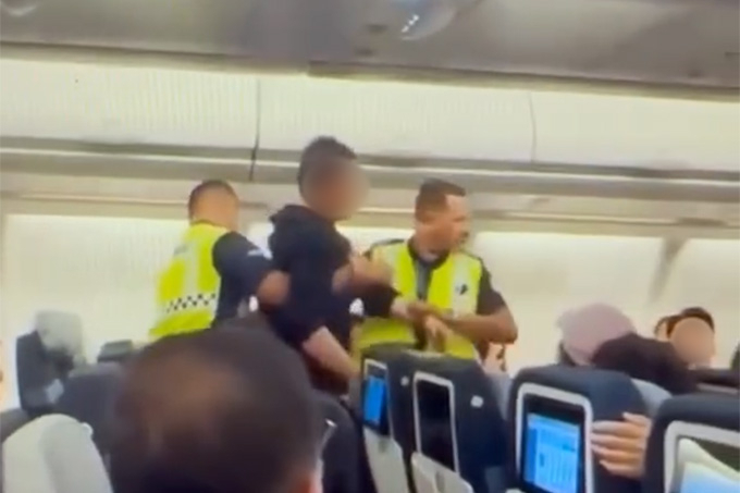 “살짝 만졌는데 왜 추행?”…기내서 승무원 엉덩이 툭툭 치며 성추행한 승객, 뻔뻔 대응 논란[해외 이슈]