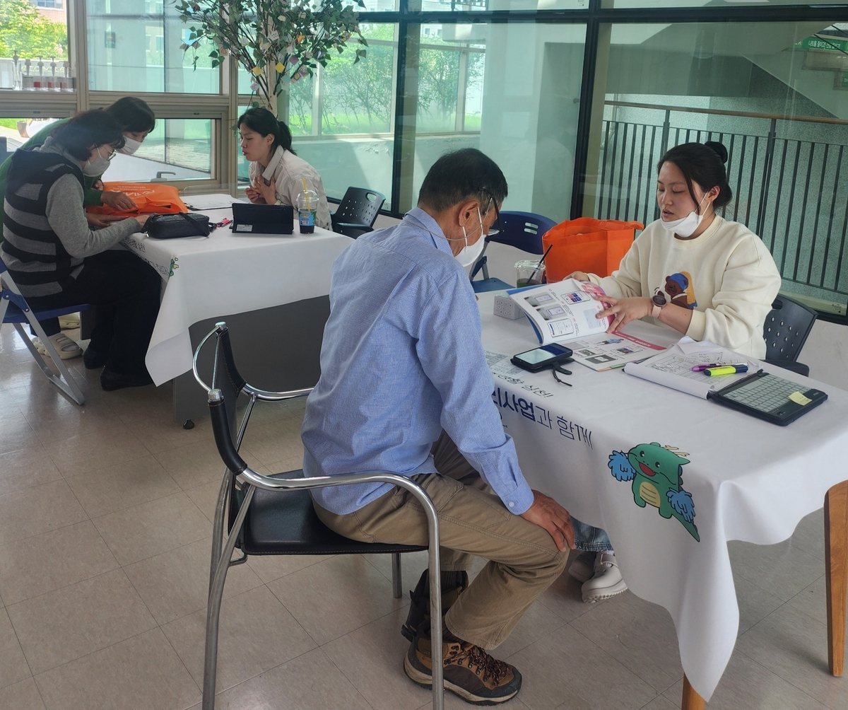 용인시, AI·IoT·돌봄로봇 노인 건강 관리 확대