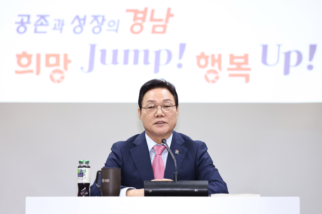 박완수 경남지사가 13일 도청 도정회의실에서 열린 기자간담회에서 질의에 답변하고 있다.  경남도청 제공