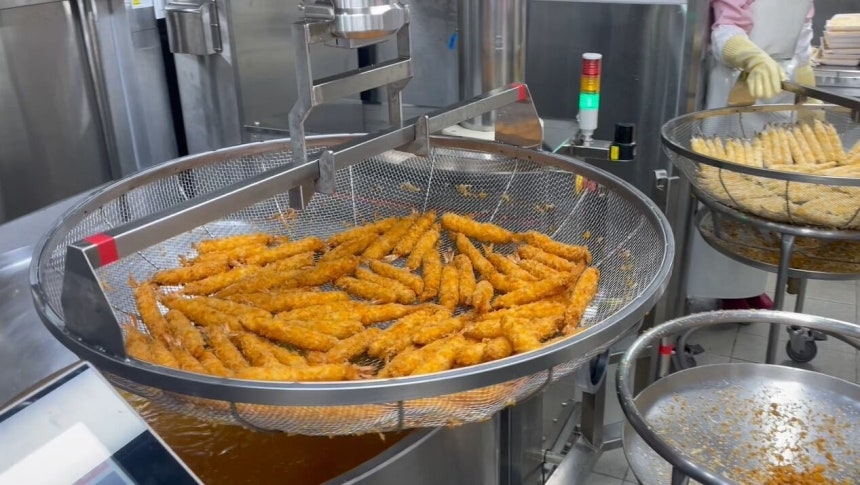 “튀기면 신발도 맛있다? 튀김류 급식 전면 금지” 아동 비만과 전쟁 선포 영국