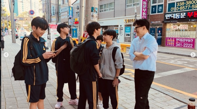 한동훈 전 국민의힘 대표가 부산 북구 만덕 지역에서 중학생들과 만나 대활르 나누고 있다. 한동훈 인스타그램 캡처