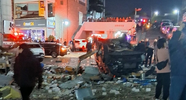 13일 오전 4시께 청주시 흥덕구 봉명동의 한 2층짜리 상가건물에서 가스 누출에 따른 것으로 추정되는 폭발 사고가 발생 8명이 경상을 입었다. 사진은 폭발 사고 현장의 모습. 연합뉴스(독자 제공)