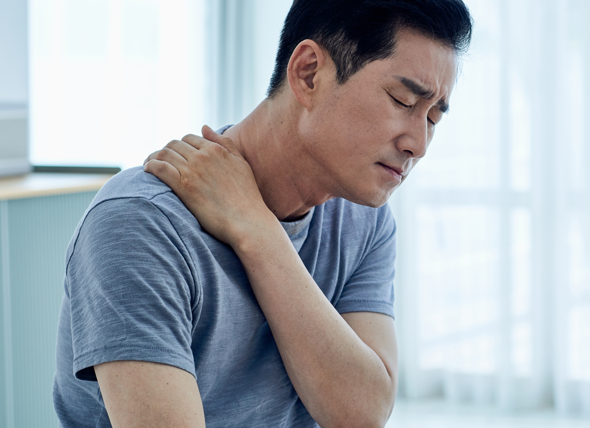 ‘오른쪽 어깨가 아프면 간암일 수 있다?’…연관통 가능성