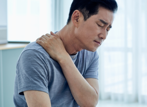 ‘오른쪽 어깨가 아프면 간암일 수 있다?’…연관통 가능성