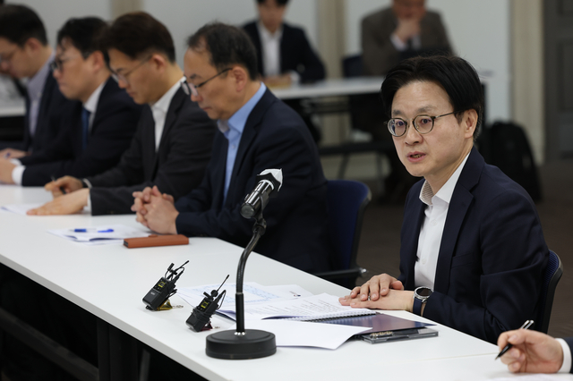김정관(오른쪽) 산업통상부 장관이 지난 2일 서울 영등포구 여의동 중소기업중앙회에서 열린‘중동전쟁 관련 업종별 석화제품 수급상황 점검회의’에서 발언을 하고 있다. 연합뉴스