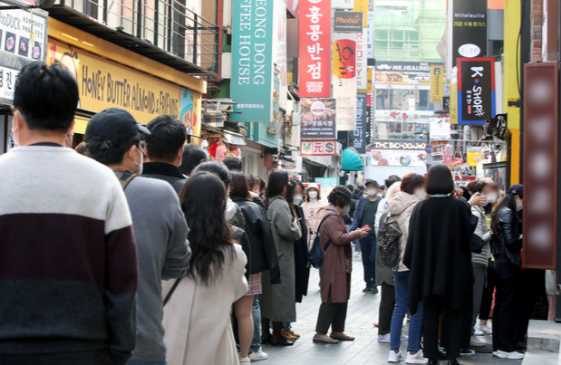 “맛집 아직도 웨이팅? 돈 더 내면 바로 입장됩니다” 유명 식당 논란