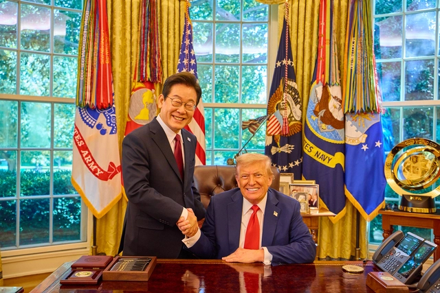 이재명 대통령이 지난해 8월 25일(현지시간) 미국 워싱턴DC 백악관 오벌오피스에서 열린 한미 정상회담뒤 도널드 트럼프 미국 대통령과 악수하며 미소짓고 있다. 연합뉴스