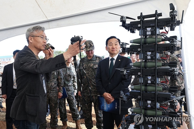 이두희 국방부 차관이 지난 3월 31일 강원 원주시 육군36보병사단에서 열린 2026 첨단국방 피치데이에서 저가 소형 군집 자폭 드론 부스를 둘러보고 있다. 국방부 제공