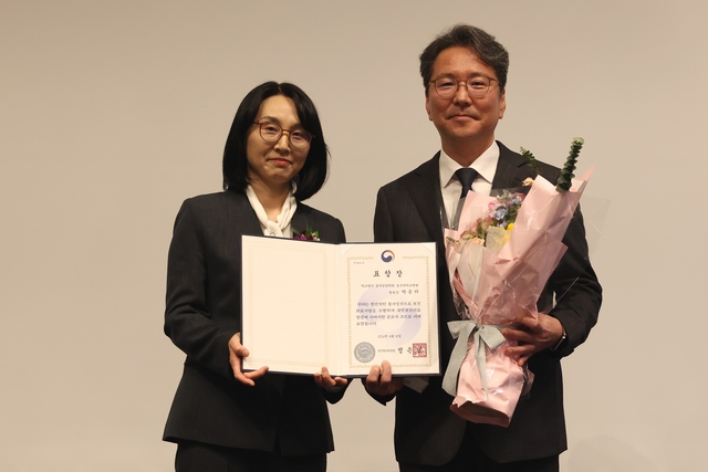 박종하(오른쪽) 울산대병원장이 보건복지부 장관상을 받은 뒤 기념사진을 찍고 있다. 울산대병원 제공