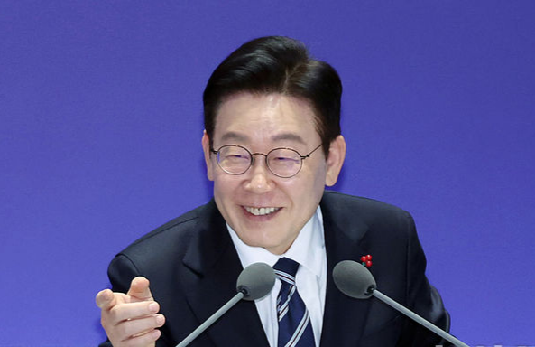 李 “대한민국 국민, 웬만한 사람 다 전과 있어”