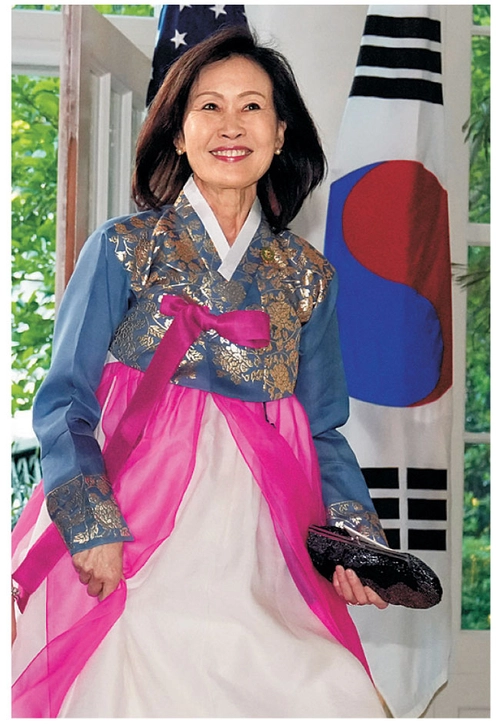 한국계인 스틸 지명자가 조 바이든 행정부 시절인 2023년 4월 26일 윤석열 전 대통령의 방미 당시 한복 차림으로 국빈 만찬에 참석하기 위해 백악관에 들어서는 모습.  AP 연합뉴스