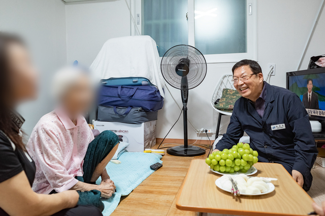 김경호(오른쪽) 광진구청장이 관내 어르신 가정을 방문해 안부를 살피고 있다. 광진구청 제공