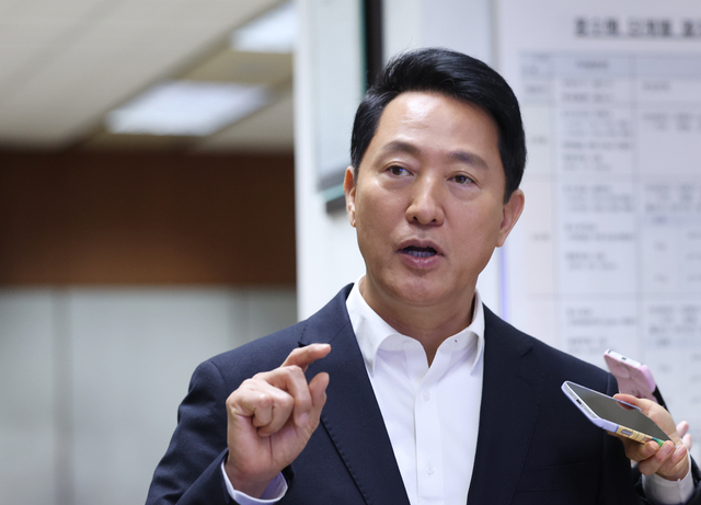 오세훈 서울시장이 6일 서울 성동구 서울교통공사 제2관제센터를 찾아 무선통신기반 열차제어시스템(CBTC) 도입 준비 현황을 점검하며 관계자들에게 질문을 하고 있다. 연합뉴스