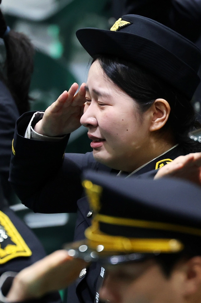 14일 오전 전남 완도군 농어민문화체육센터에서 열린 고 박승원 소방경·노태영 소방교의 영결식에서 한 소방관이 오열하고 있다. 연합뉴스
