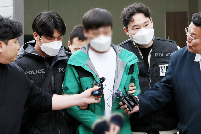 페인트 제거 작업을 하면서 화기를 사용해 냉동창고에 불을 낸 혐의(업무상실화)를 받는 중국 국적 불법체류자 A(30대) 씨가 14일 오후 전남 해남군 광주지방법원 해남지원에서 열린 구속 전 피의자 심문(영장실질심사)을 마친 뒤 법정 밖으로 나오고 있다. 연합뉴스