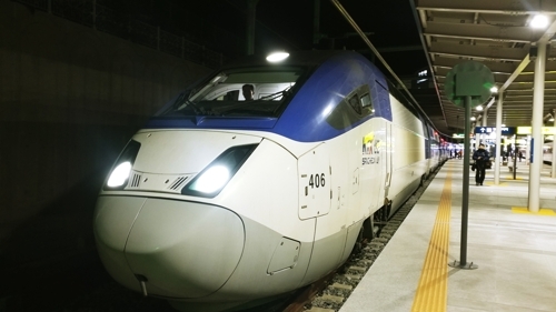 지난 2018년 KTX 열차가 출발을 앞두고 있다. 연합뉴스 자료사진
