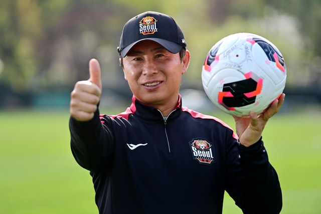 프로축구 K리그1에서 선두를 달리고 있는 FC 서울의 김기동 감독이 지난 13일 구리시 아천동 GS챔피언스파크에서 포즈를 취하고 있다.  문호남 기자