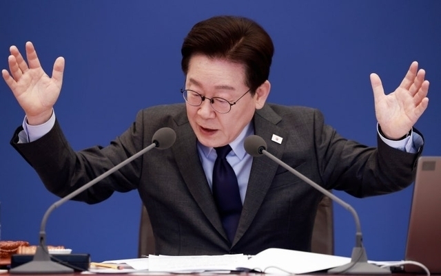 李 “지휘관 빨간색이면 회색 관료조직도 빨간색 만들어야”…관료사회 관성 질타