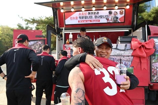 김기동 FC 서울 감독은 지난 13일 선수들에게 음료와 간식을 제공했다.  문호남 기자