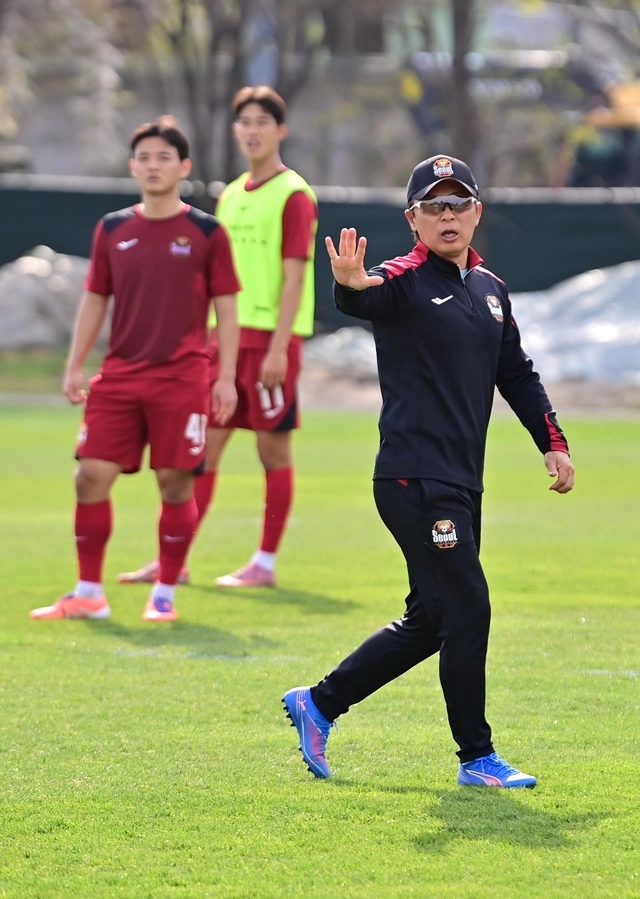 김기동 FC 서울 감독이 지난 13일 팀 훈련에서 선수들에게 지시하고 있다.  문호남 기자