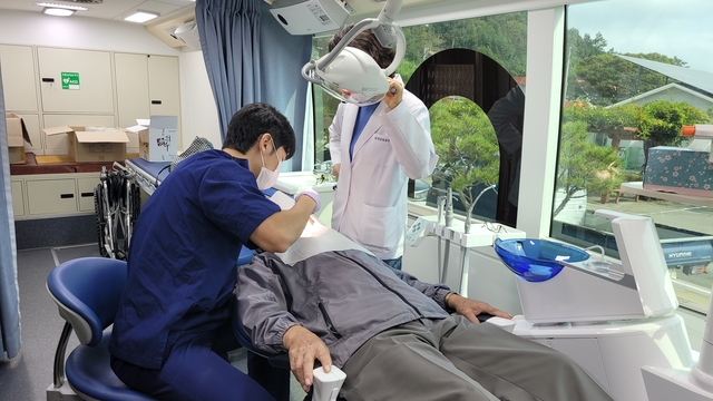 진료중인 공중보건의사. 전남도청 제공