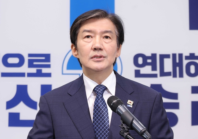 조국혁신당 조국 대표가 14일 국회에서 오는 6월 3일 치러질 재보선에 경기 평택을에 출마를 발표하고 있다. 연합뉴스