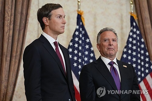 이란과 협상 뒤의 재러드 쿠슈너(왼쪽) AP