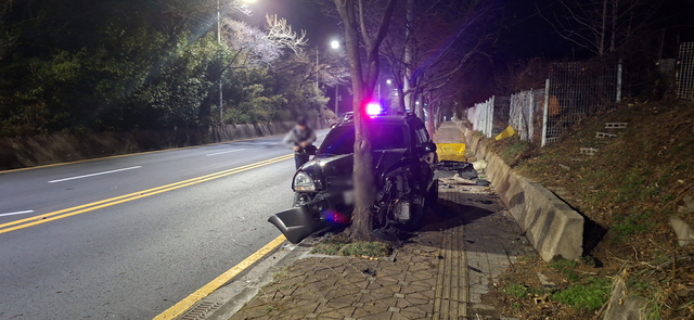 지난달 7일 심야 부산 금정구 도로에서 10대가 운전하다 사고를 낸 SUV 차량 모습. 금정경찰서 제공