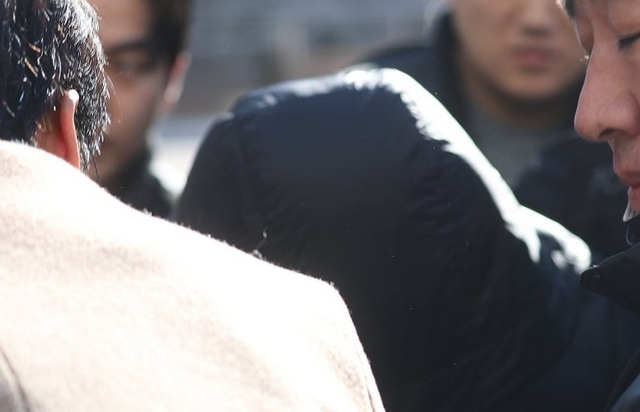고개 숙인 양양군 공무원. 연합뉴스 자료사진