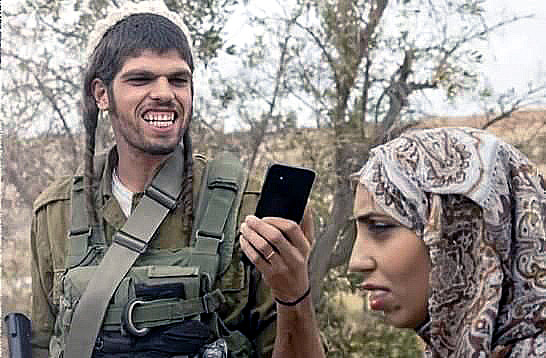 [학대]이 보이며 웃는 이스라엘 군인, 떠는 女…伊잡지 사진에 전세계 ‘경악’